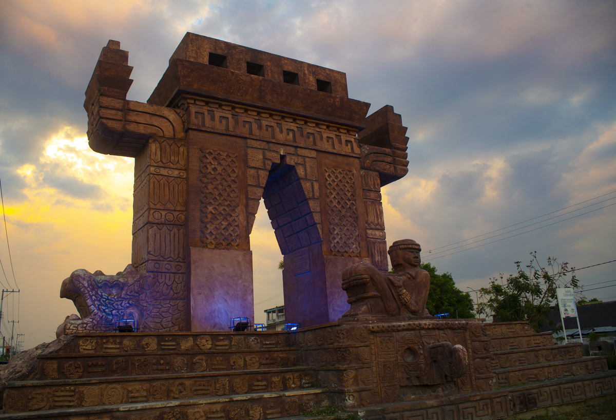 Monumento Puerta del Mundo Maya en Escárcega